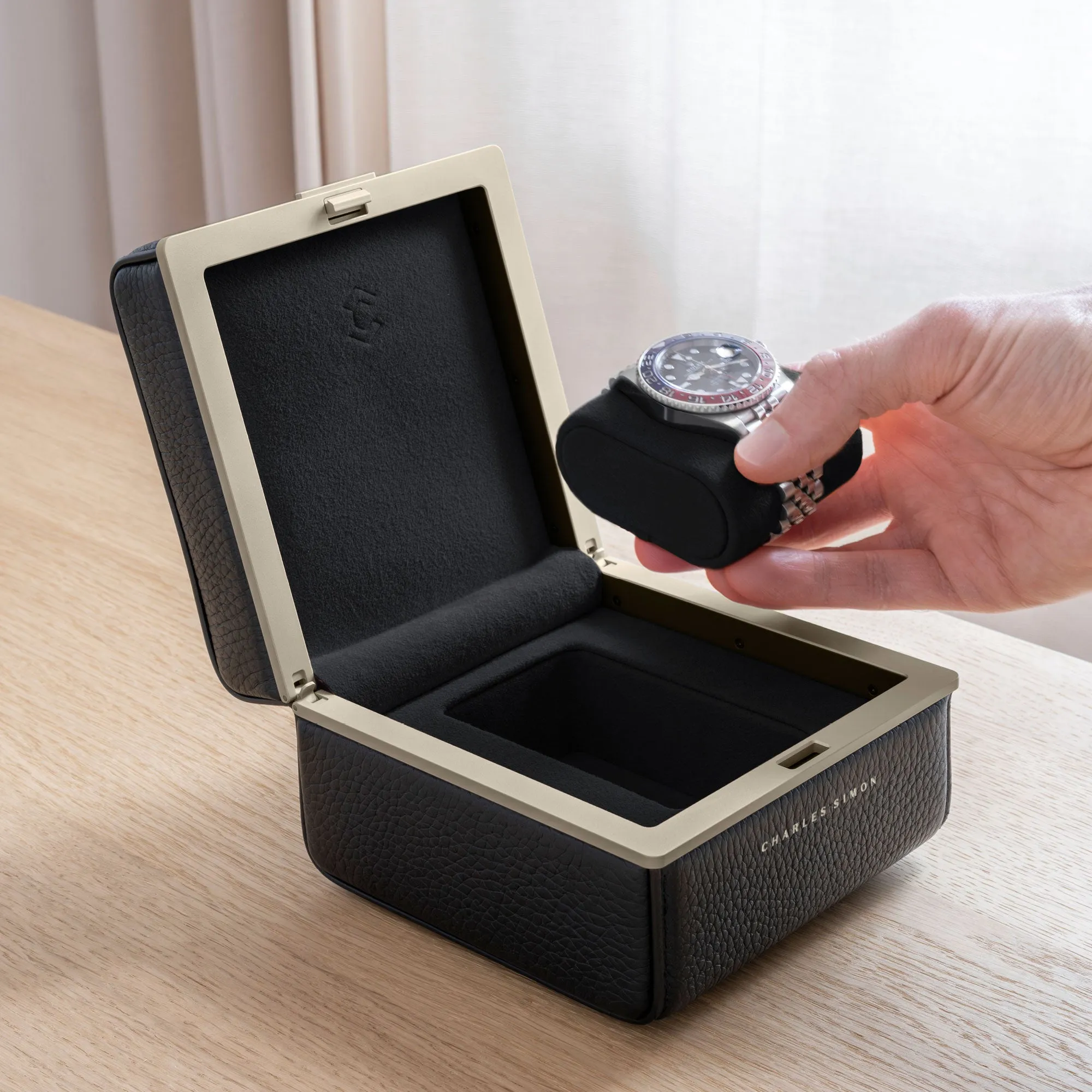EATON 1 WATCH CASE - BLACK / CHAMPAGNE