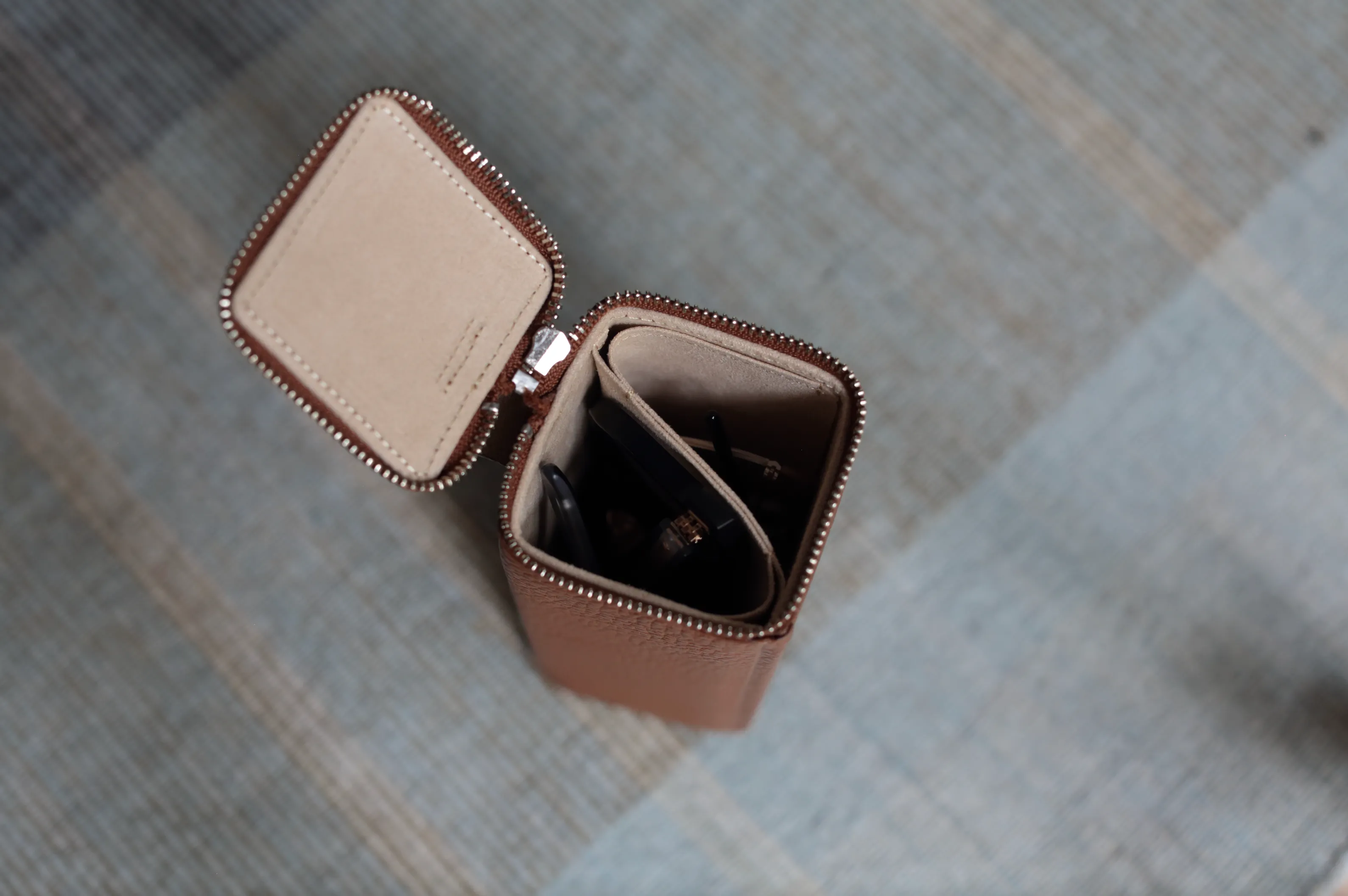 RHOMBUS PRISM CASE-Saddle Tan / Ivory