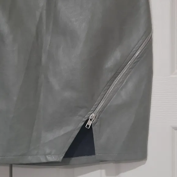 SEEK THE LABEL LF ASSYMETRICAL ZIP MINI SKIRT