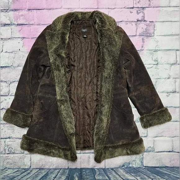 Women's genuine leather coat with super soft faux fur trim
