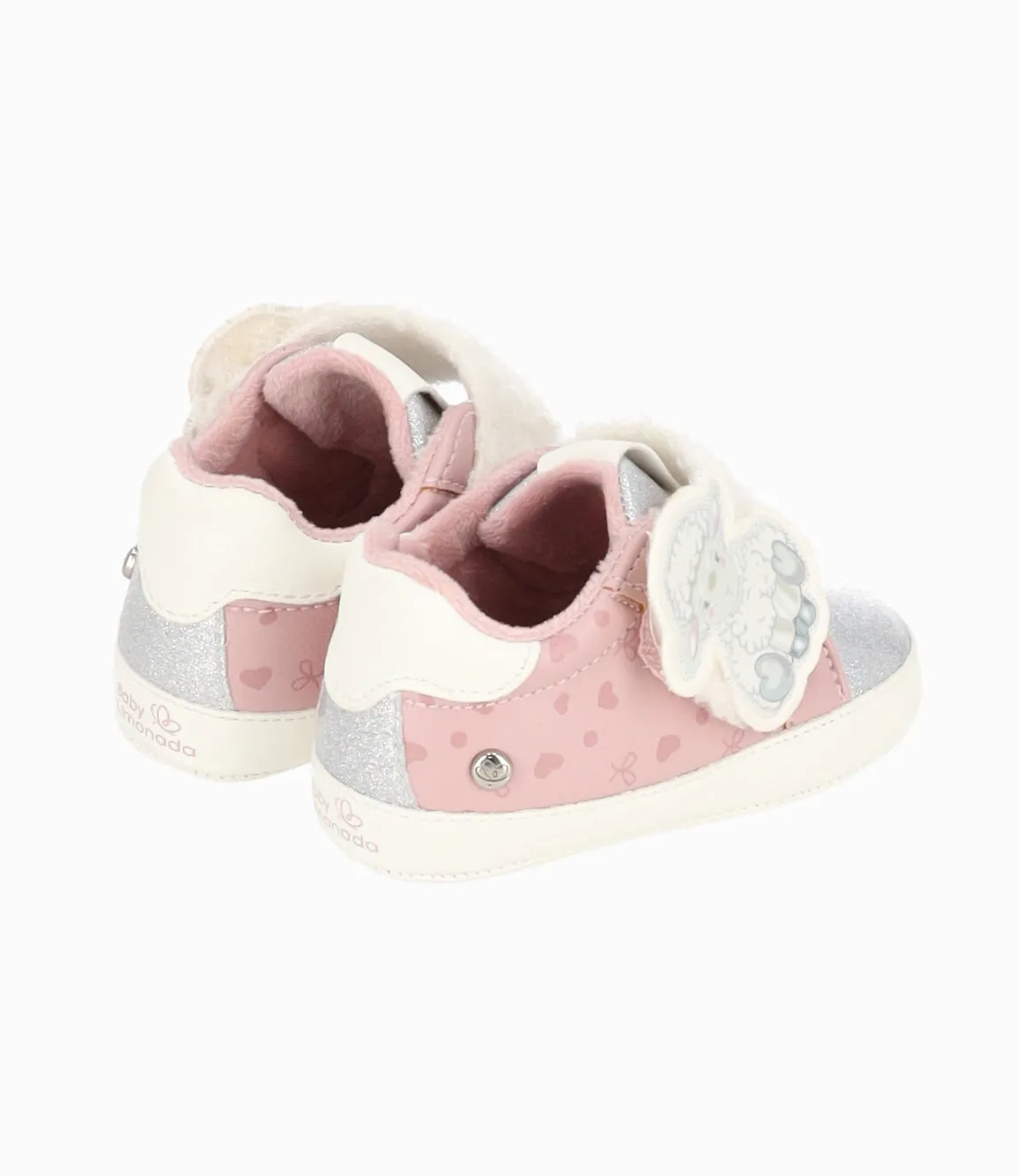 Zapatilla recién nacida con corazones
