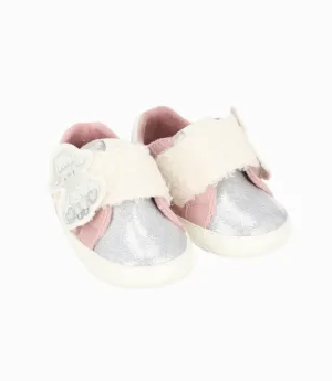 Zapatilla recién nacida con corazones